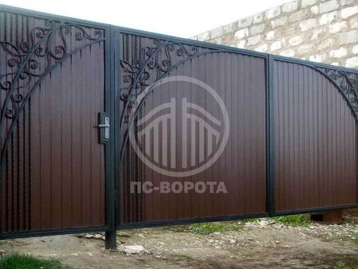 распашные ворота с калиткой из профнастила