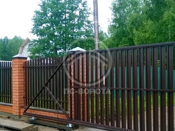 откатные металлические ворота установленные на сваях